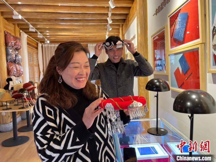 資料圖：鐘麗眉展示文創(chuàng)產(chǎn)品?！×执阂?攝