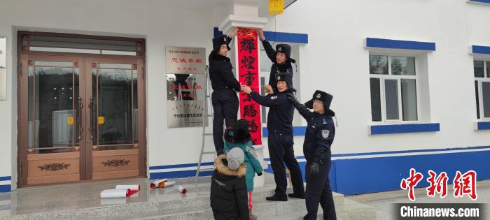 圖為恩和哈達邊境派出所民警貼對聯(lián)。　恩和哈達邊境派出所供圖